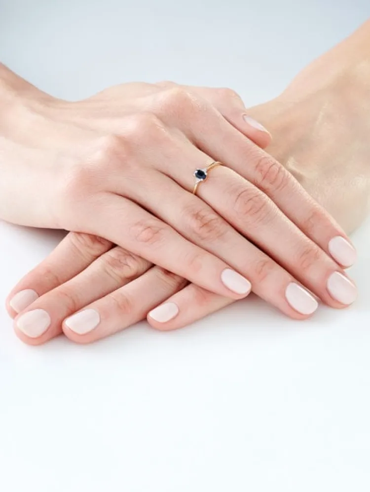 Apart Pierścionek z żółtego złota z diamentami i szafirem - próba 375< Pierścionki