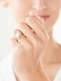 Apart Pierścionek z żółtego złota z diamentami i masą perłową - próba 585< Pierścionki