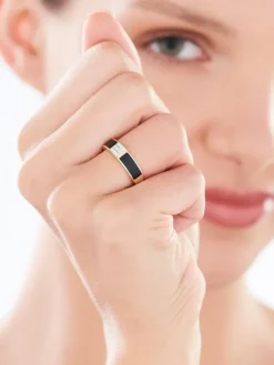 Apart Pierścionek z żółtego złota z brylantami i emalią - 0,08 ct - próba 585< Pierścionki