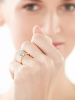 Apart Pierścionek z żółtego złota z diamentami i topazem - próba 375< Pierścionki