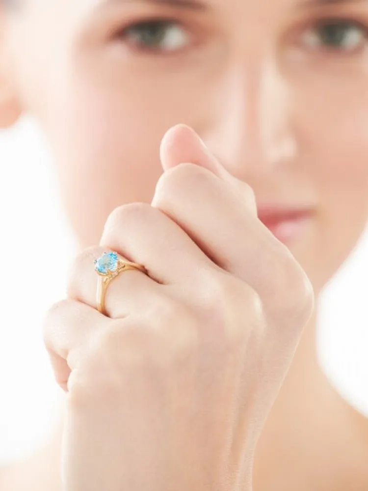Apart Pierścionek z żółtego złota z diamentami i topazem - próba 375< Pierścionki