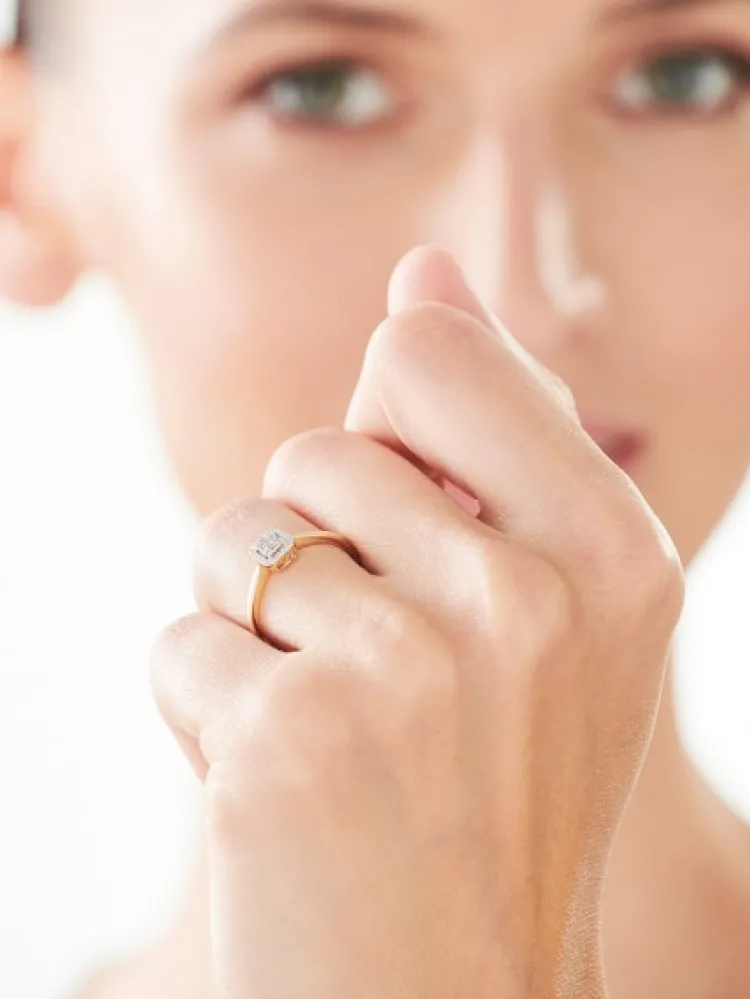 Sale Apart Pierścionek z żółtego złota z diamentami - 0,08 ct - próba 585