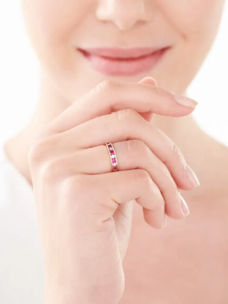 Apart Pierścionek z żółtego złota z diamentami i rubinami syntetycznymi - próba 375< Pierścionki