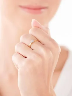Apart Pierścionek z żółtego złota z diamentami - 0,05 ct - próba 375< Pierścionki