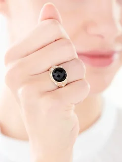 Apart Pierścionek z żółtego złota z brylantami i onyksem - próba 585