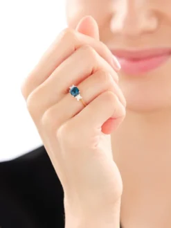 Apart Pierścionek z żółtego złota z diamentami i topazem London Blue - próba 585< Wszystkie