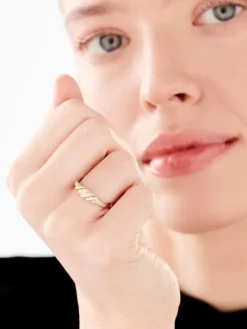 Outlet Apart Pierścionek z żółtego złota z diamentami - 0,05 ct - próba 375