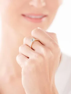 Outlet Apart Pierścionek z żółtego złota z diamentami i topazem - próba 585