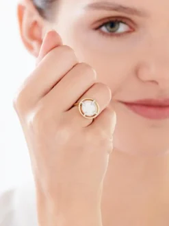 Apart Pierścionek z żółtego złota z diamentami i masą perłową - próba 585< Pierścionki