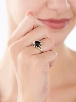 Apart Pierścionek z żółtego złota z  diamentami i onyksem - próba 585< Pierścionki