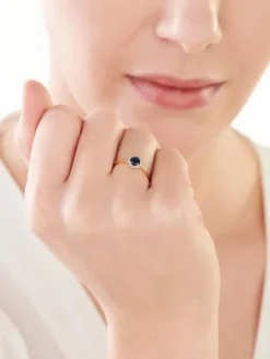 Outlet Apart Pierścionek z żółtego złota z diamentami i szafirem - próba 375