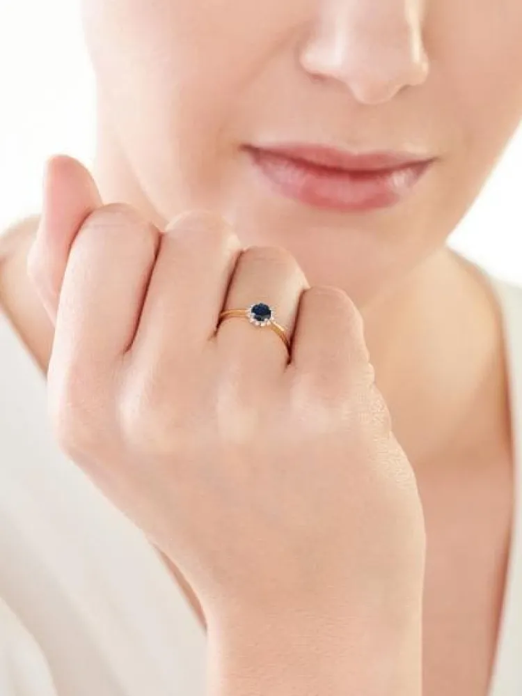 Outlet Apart Pierścionek z żółtego złota z diamentami i szafirem - próba 375