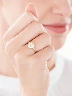 Best Apart Pierścionek z żółtego złota z diamentami - sygnet  - róża - 0,006 ct - próba 585