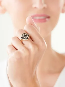 Apart Pierścionek z żółtego złota z diamentami i onyksem - próba 585< Pierścionki