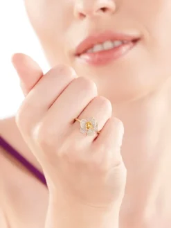 Apart Pierścionek z żółtego złota z diamentami - kwiat - 0,27 ct - próba 585< Pierścionki