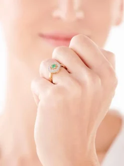 Apart Pierścionek z żółtego złota z diamentami i szmaragdem - rozeta - próba 585< Pierścionki