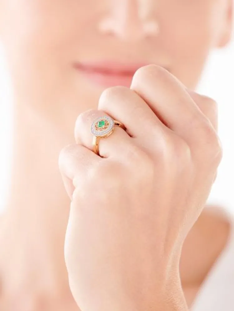 Apart Pierścionek z żółtego złota z diamentami i szmaragdem - rozeta - próba 585< Pierścionki