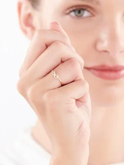 Apart Pierścionek z żółtego złota z diamentami - nieskończoność - 0,03 ct - próba 375< Pierścionki