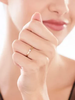 Apart Pierścionek z żółtego złota z brylantem - 0,01 ct - próba 375< Pierścionki
