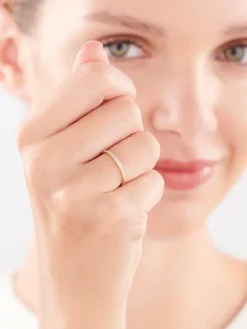 Apart Pierścionek z żółtego złota z diamentami - 0,04 ct - próba 375< Pierścionki