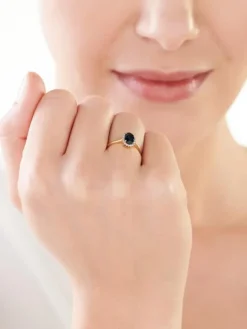 Apart Pierścionek z żółtego złota z diamentami i szafirem - próba 585< Pierścionki