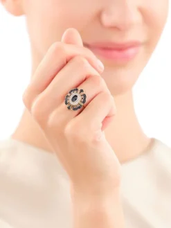 Sale Apart Pierścionek z żółtego złota z diamentami i szafirami - próba 585