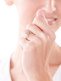 Apart Pierścionek z żółtego złota z diamentami - liście - 0,03 ct - próba 375< Pierścionki
