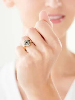 Apart Pierścionek z żółtego złota z diamentami i onyksem - próba 375< Pierścionki
