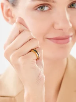 Artelioni Pierścionek ze stali szlachetnej z detalem z masy żywicznej< Pierścionki