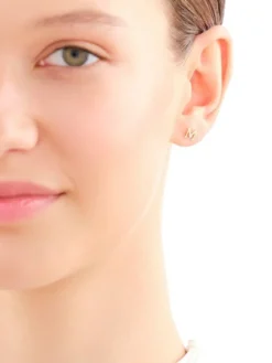 Apart Pojedynczy kolczyk z żółtego złota z diamentem - litera M - 0,004 ct - próba 375< Wszystkie