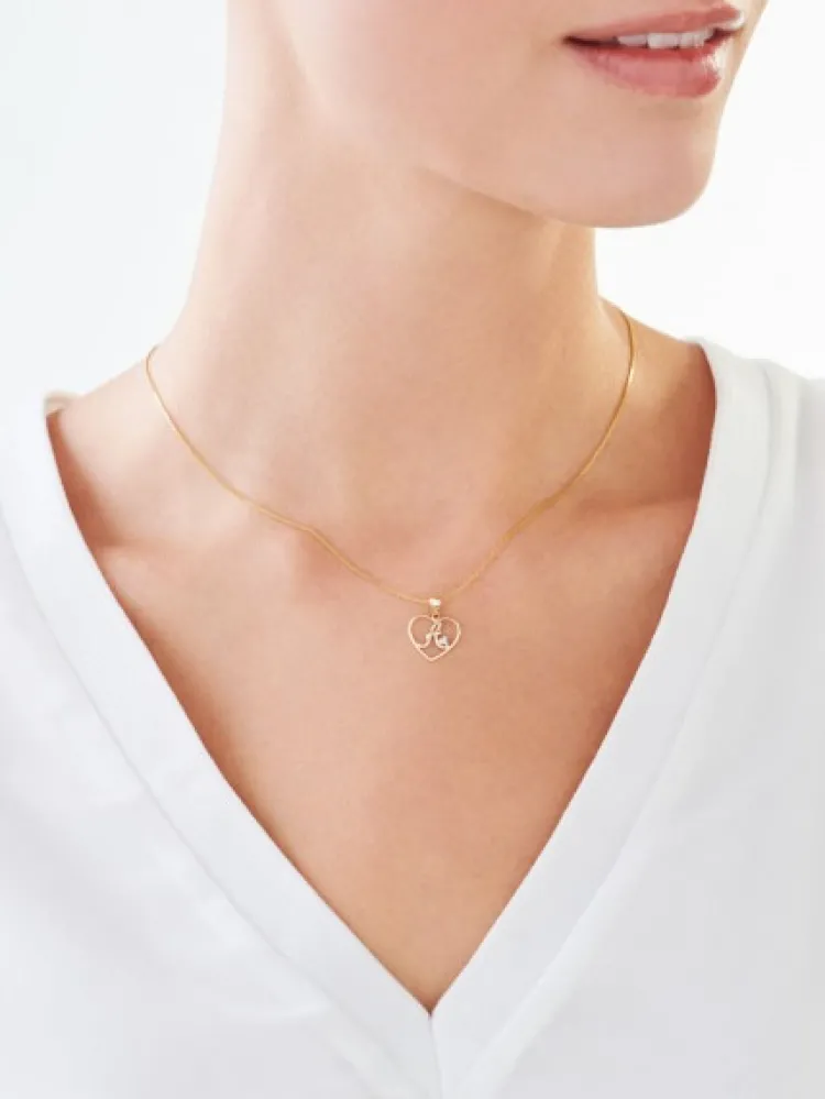 Apart Zawieszka z żółtego złota z diamentem - litera A, serce - 0,005 ct - próba 375