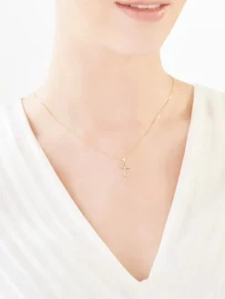 Apart Zawieszka z żółtego złota z diamentem - krzyż - 0,005 ct - próba 375< Zawieszki